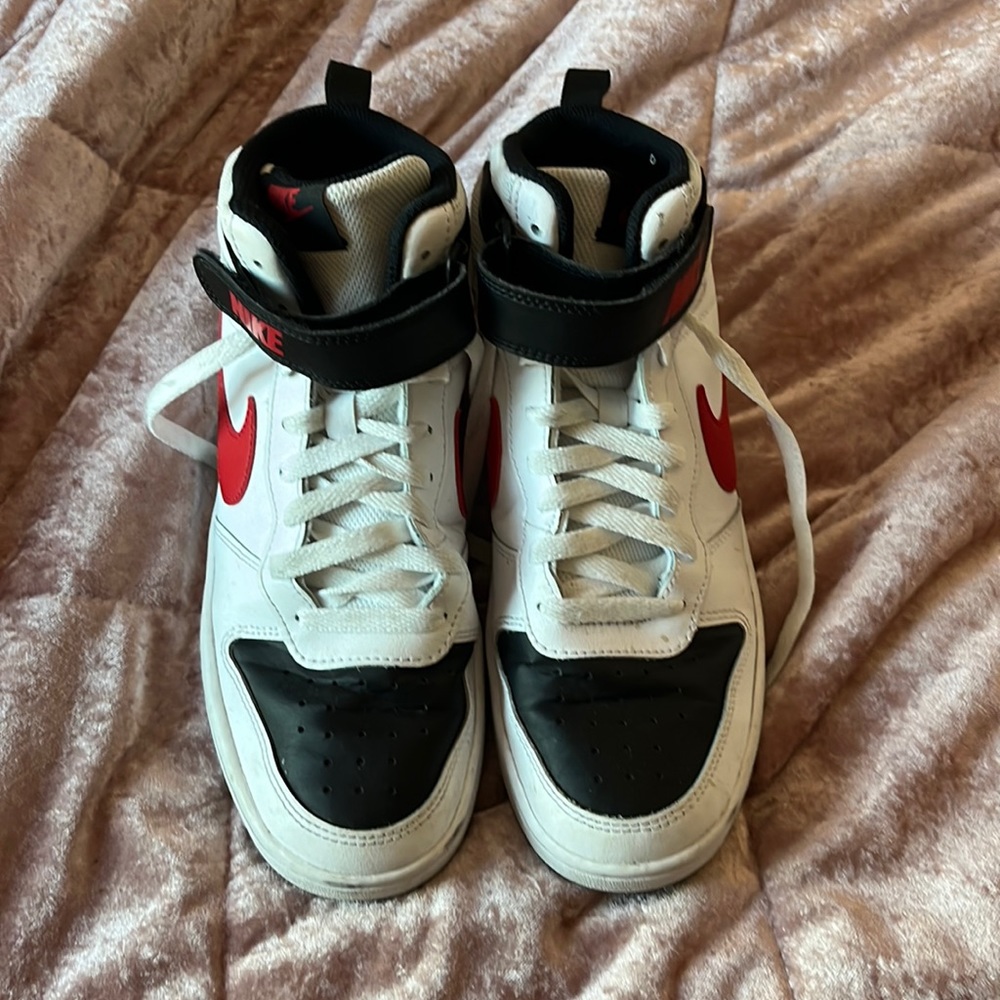 nike court borough mids fits a woman's 9 or men's 7🤍❤️🖤